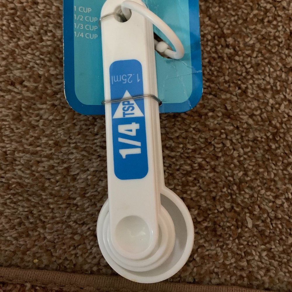 NEW White plastic measuring spoons